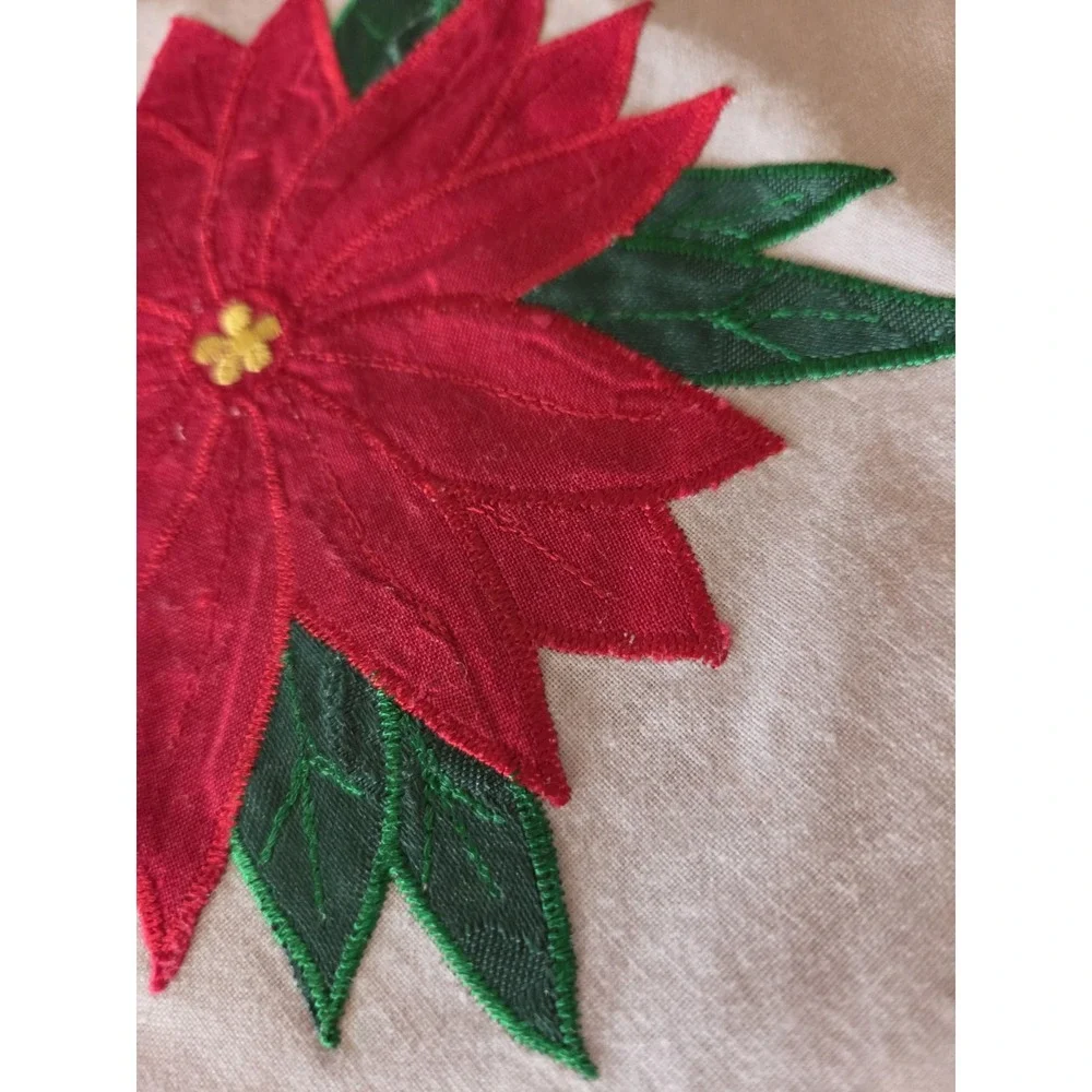 Poinsettas 66 Round Tablecloth White Red & Green Scalloped Edge 8 Napkins Retro